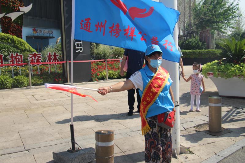 <strong>美丽的小逼我舔舔看</strong>